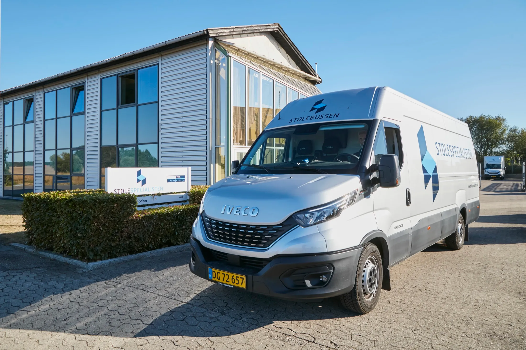 Stolebussen parkeret foran bygning