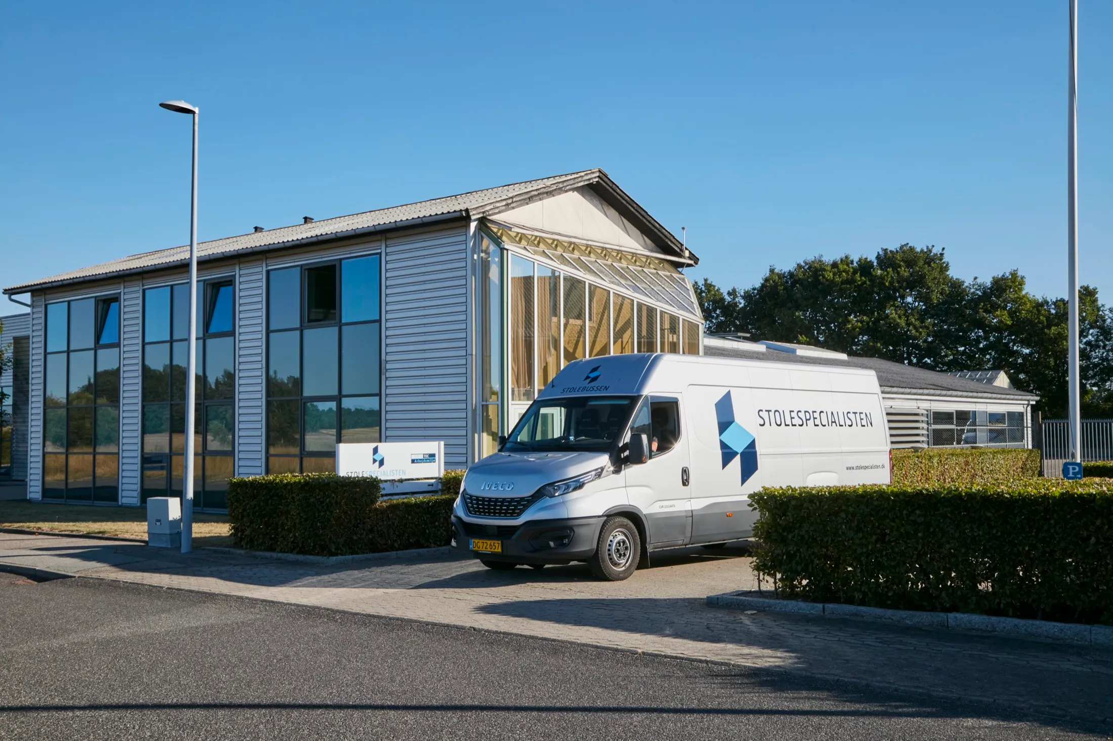 Stolebussen foran Stolespecialistens showroom