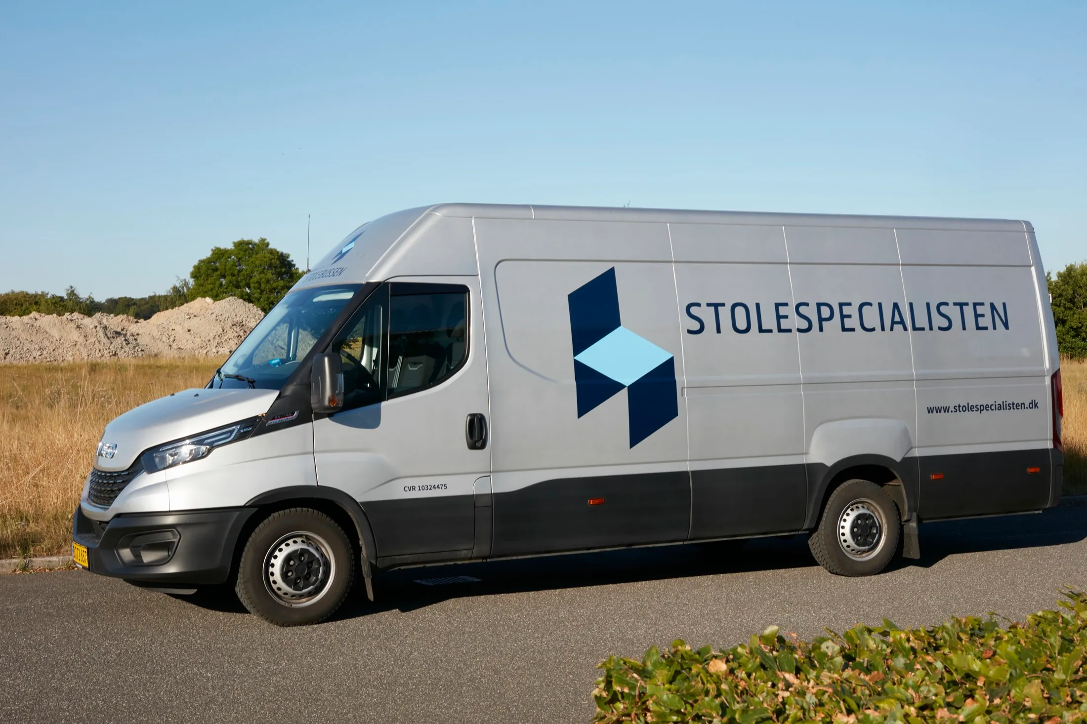 Stolebussen fra siden med Stolespecialistens logo